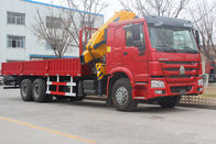 Red Sinotruk Howo Crane Truck / XCMG Crane 6.3T 8T 10T 12T Truk Kargo Berat