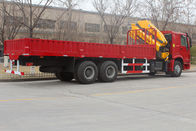 Red Sinotruk Howo Crane Truck / XCMG Crane 6.3T 8T 10T 12T Truk Kargo Berat