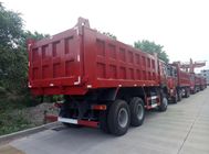 Red Dump Truck Heavy Duty Euro 2 Standar Emisi Dengan Kemudi ZF8118