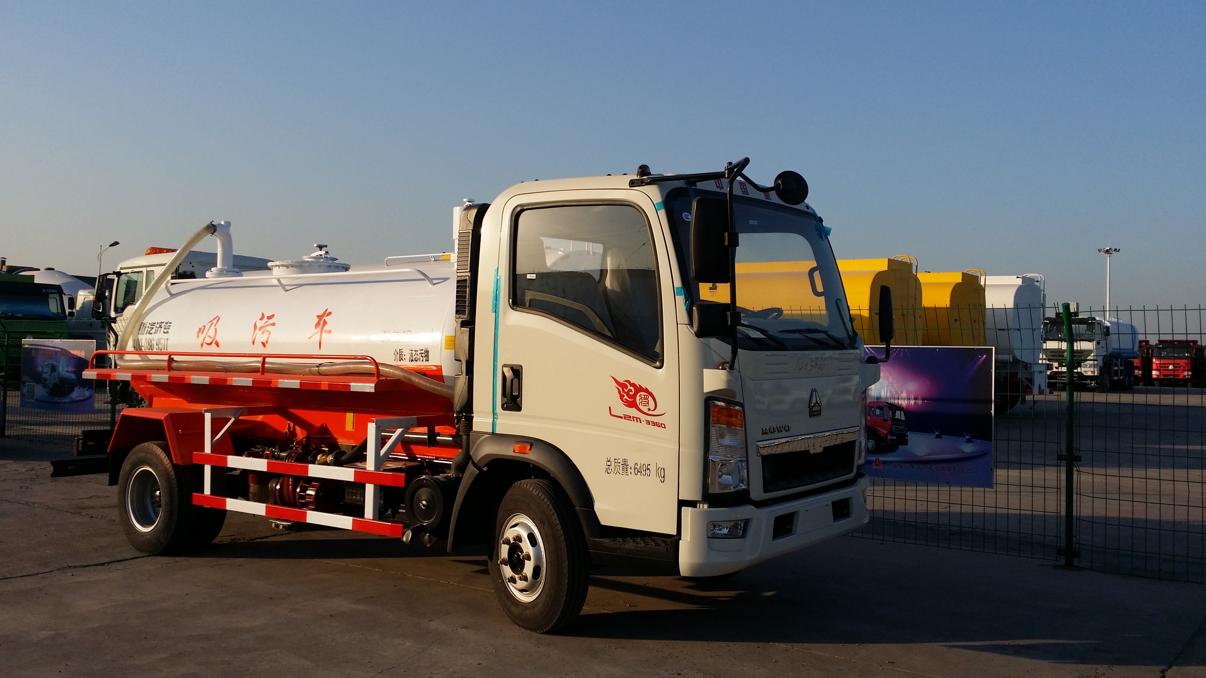 Putih 8 Cbm 266HP Penghapusan Limbah Truck, HW76 Cab Sewage Suction Tanker Truck