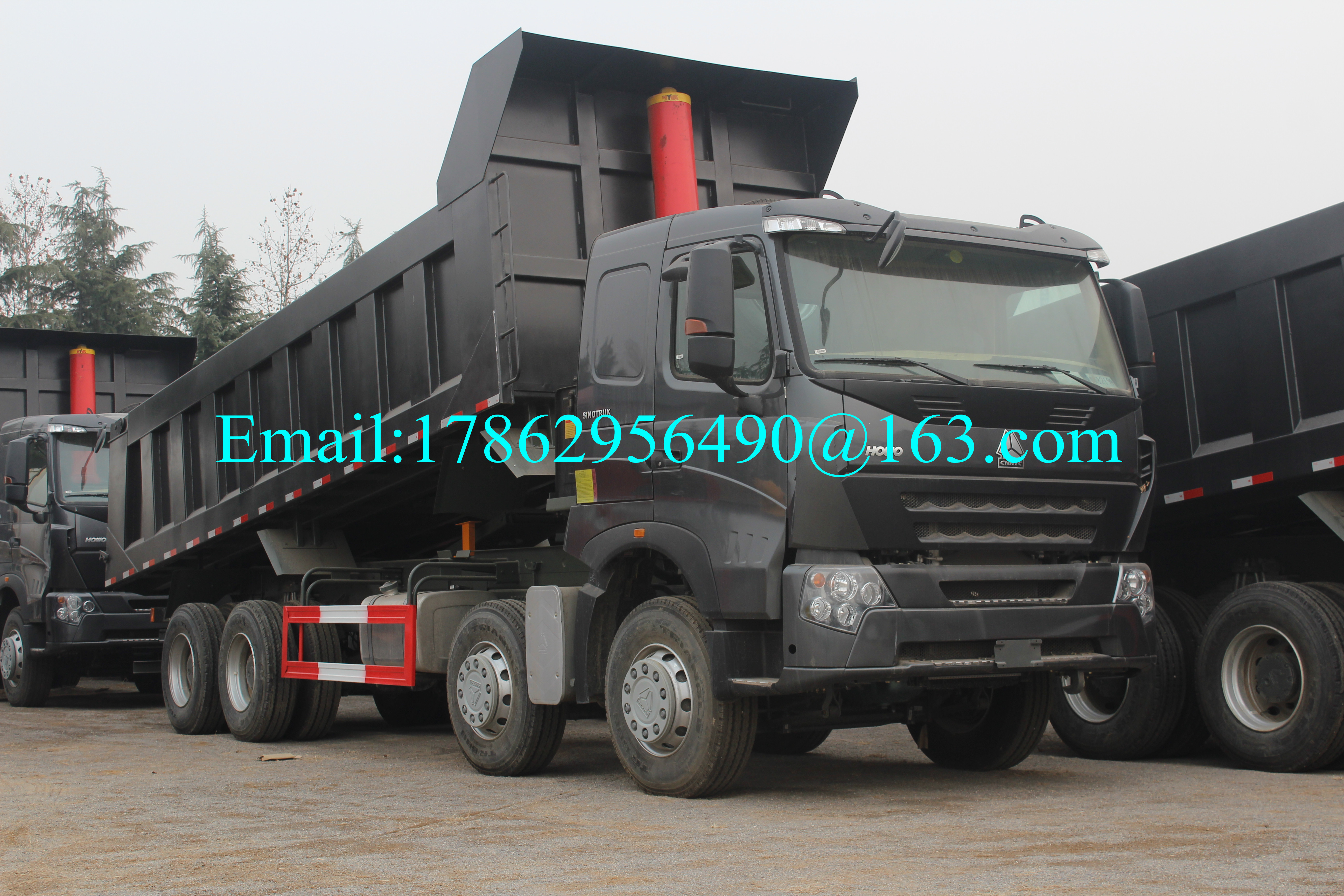 Black 371 HP 8x4 Tugas Berat Dump Truck Dengan ZF8118 Kemudi Gear Box Dan HW76 Cab