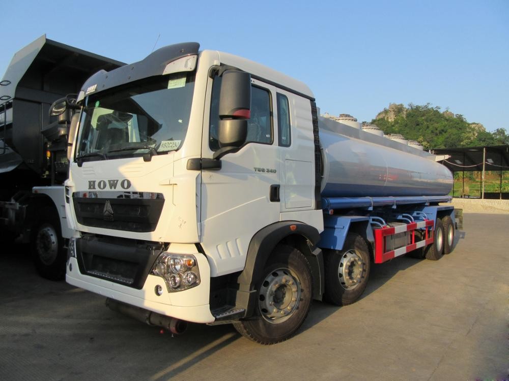 8x4 290 Hp Oil Tanker Truck 30 Cbm Kapasitas Tangan Kiri Mengemudi Jenis Bahan Bakar Diesel