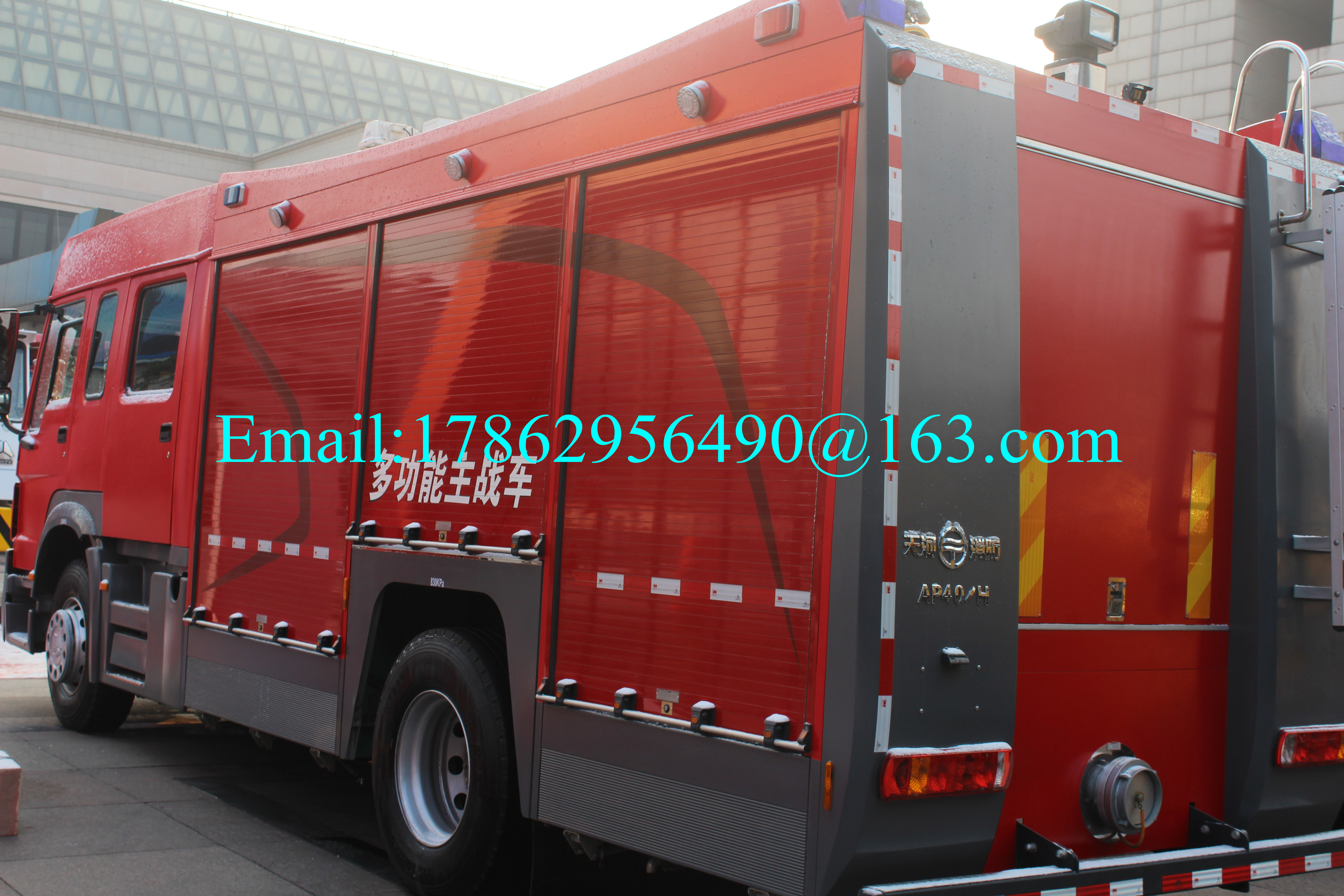 SINOTRUCK HOWO Special Purpose Truck Fire Rescue Kendaraan 4x2 6-10 Cbm 375HP Engine