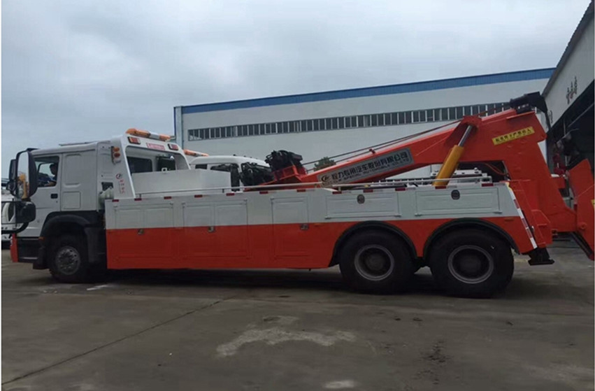 3 Cab Seat Road Wrecker Truck 5000kg Kapasitas Lifting Sinotruk HOWO Merk