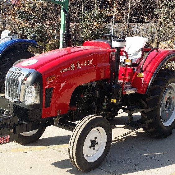4 Roda Mengemudi Peralatan Pertanian Pertanian Traktor Kecil Menerapkan 36.8kw LYH404