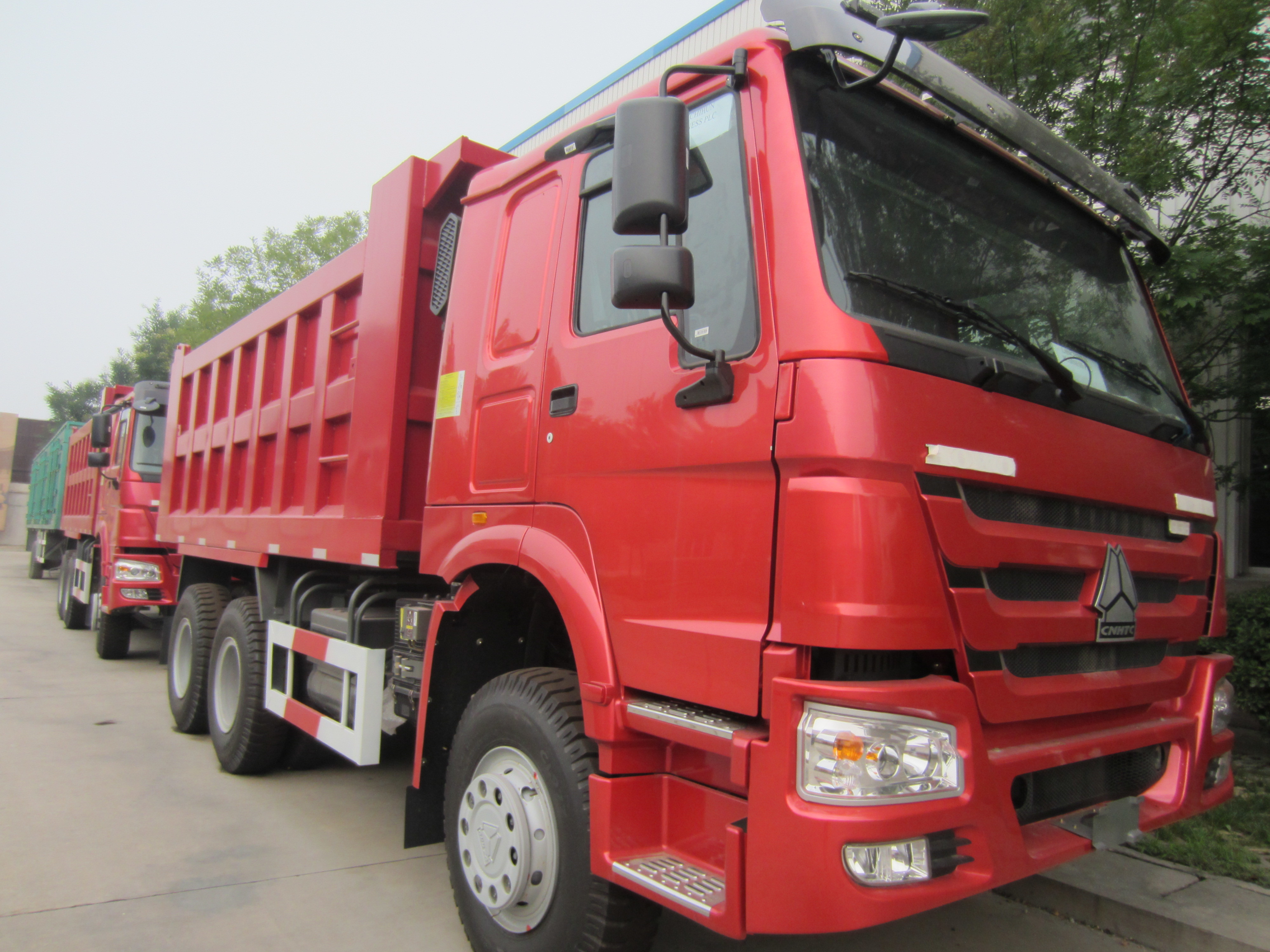 Warna merah HOWO 371/336/290 / 266HP 6x4 10 wheeler dump truck / Dumper / Tipper Truck