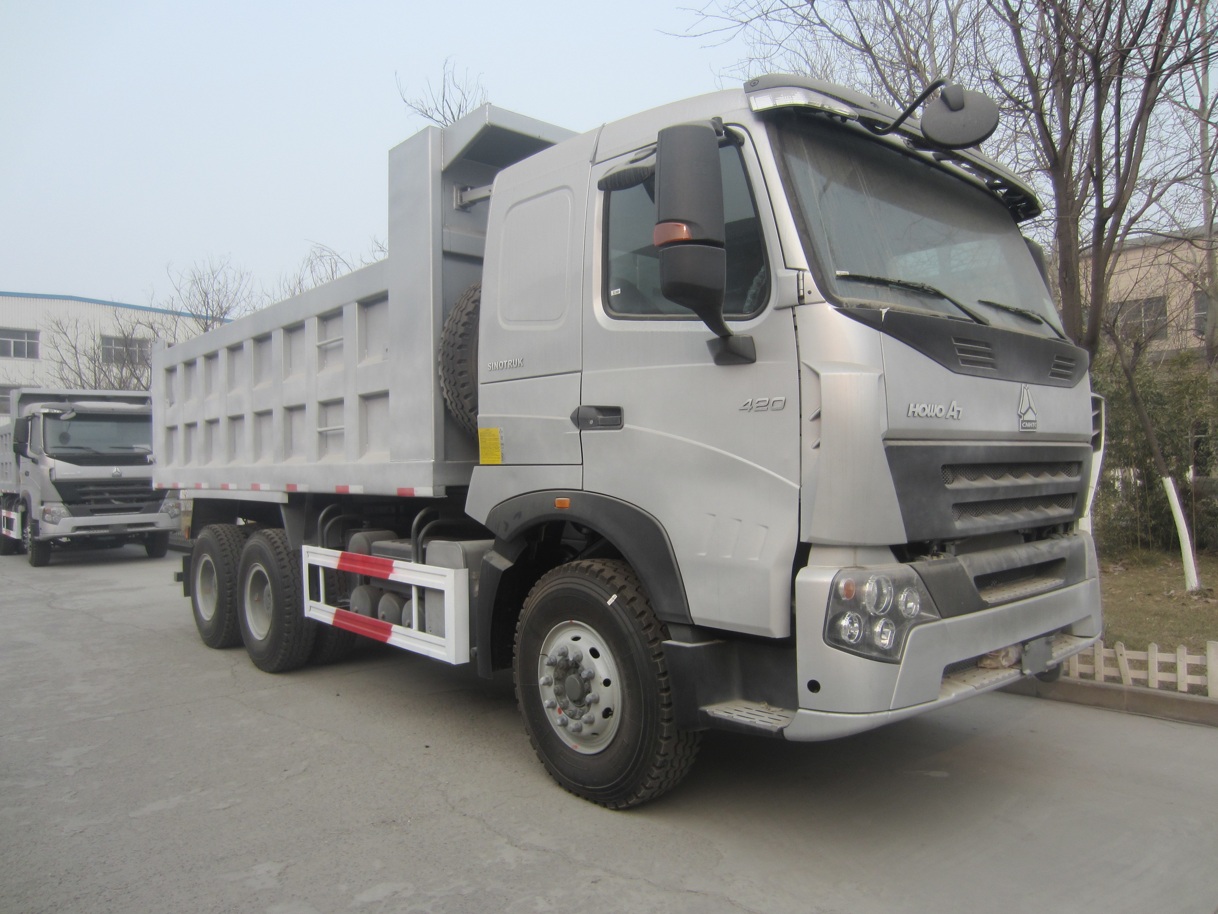 ZZ3257N3847N1 Euro 2 Heavy Duty Dump Truck Ukuran 8665 x 2496 * 3490mm