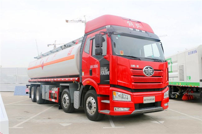 Kapasitas Besar 8x4 FAW Tangki Penyimpanan Bahan Bakar Diesel Euro III Warna Merah