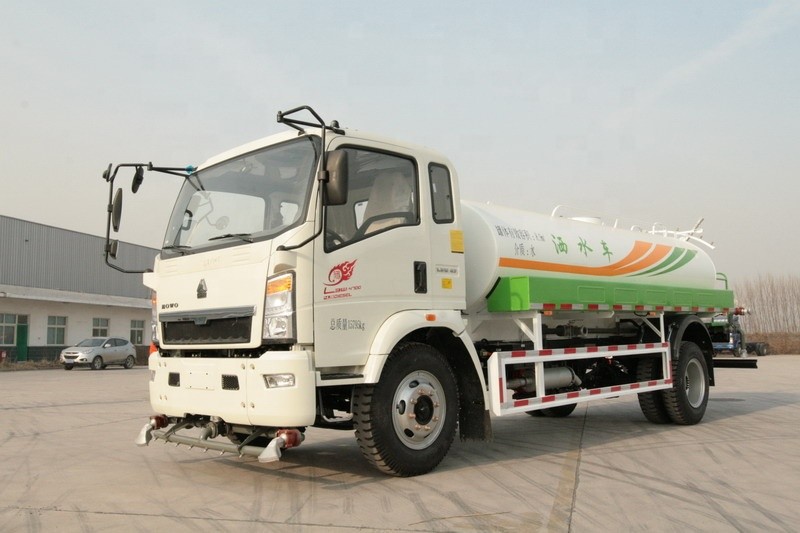 SINOTRUK HOWO 4 × 2 Light 5000L Water Tanker Truck Dengan Diesel / Water Spray Vehicle