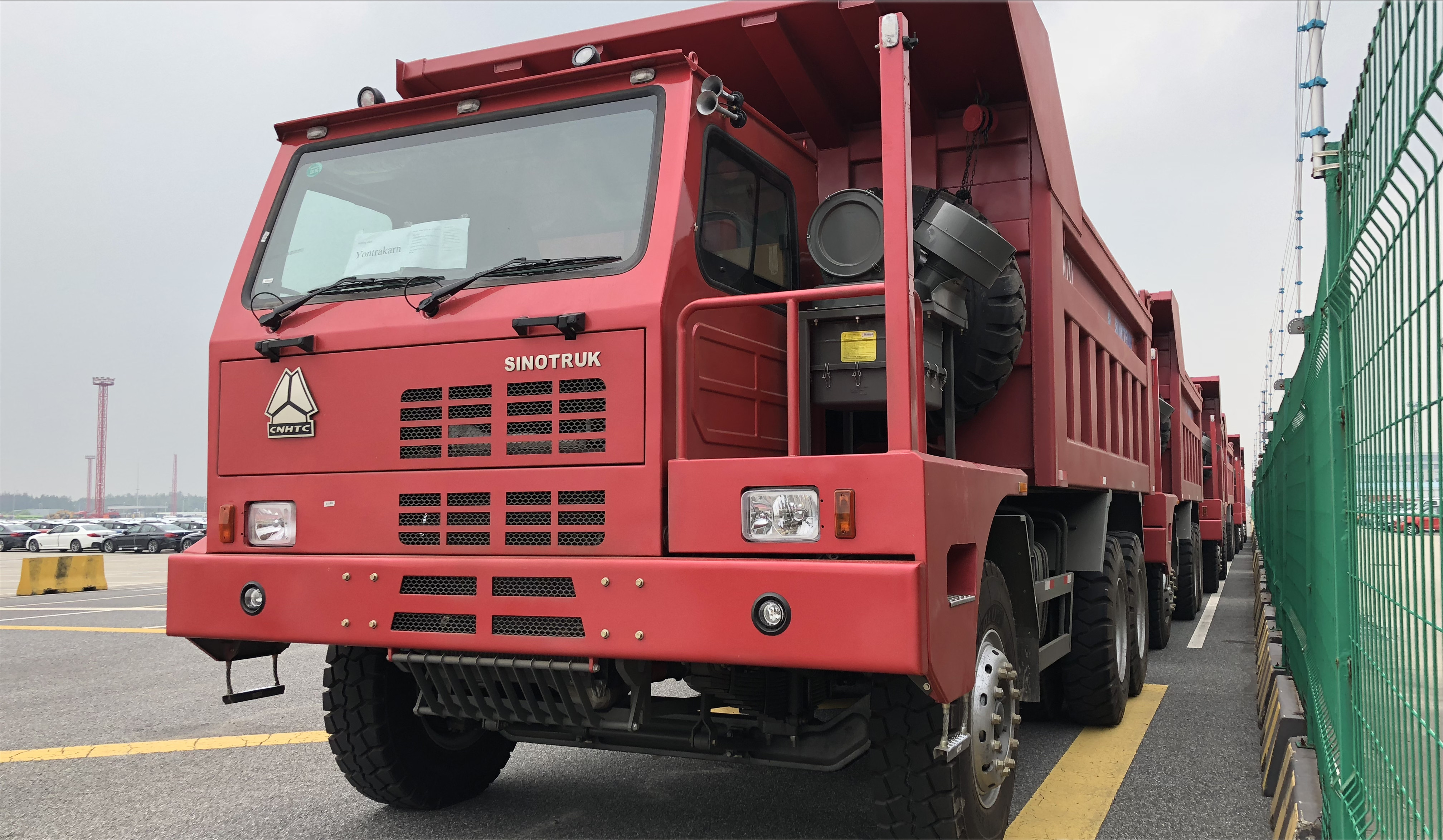 SINOTRUK HOWO Euro II RHD 6X4 420HP Penambangan Tipper Dump Truck Dengan Pemindahan 9.726L