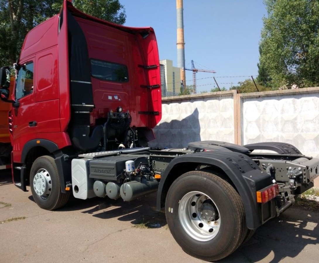300L Tank Howo A7 Tractor Truck 4 × 2 Camion Euro 2 Jenis Bahan Bakar Diesel