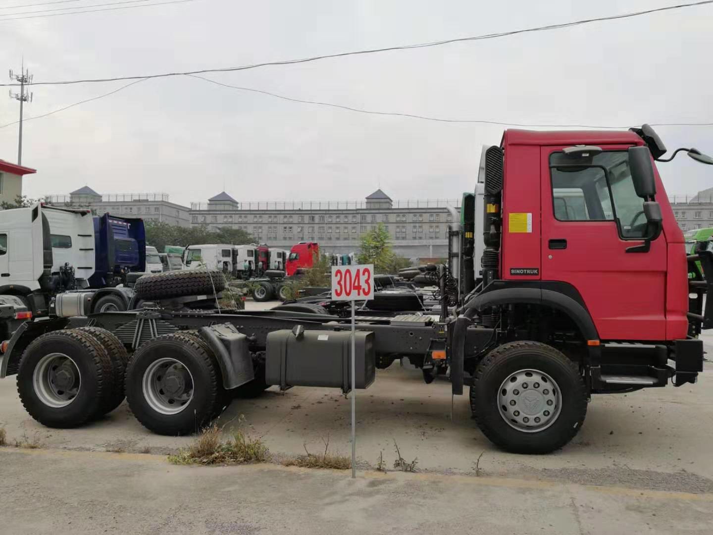Truk Traktor Trailer 371HP Dengan Ban 12.00R20 Dan Gandar Depan HF9