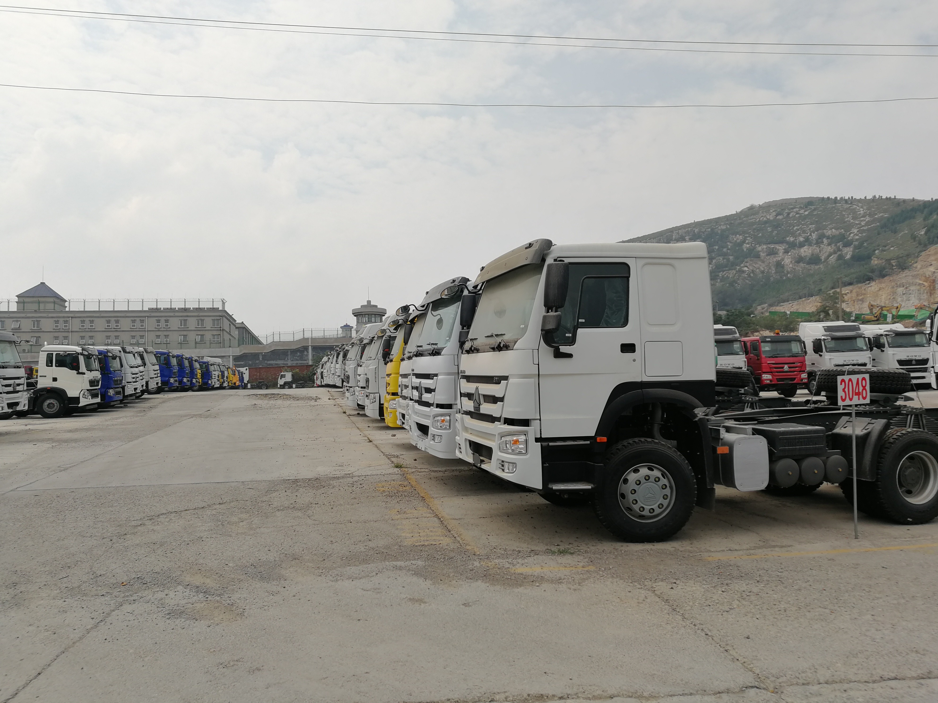 Sinotruk Howo 6x4 420 hp Tractor Trailer Truck Dengan Mesin D12.40 Dan Kabin HW76