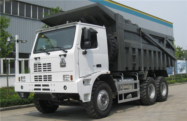 70 Ton Mining Dump Truck Dengan Mesin WD615.47 Dan Garansi Kemudi ZF Satu Tahun