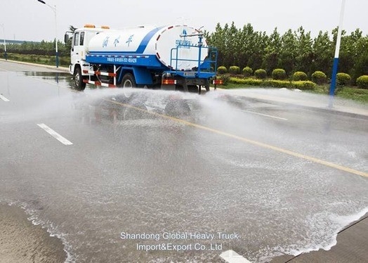 Sinotruk 3000 liter Tangki Air Truk Sprinkler Untuk Pengangkutan Air Dan Pembersihan Jalan
