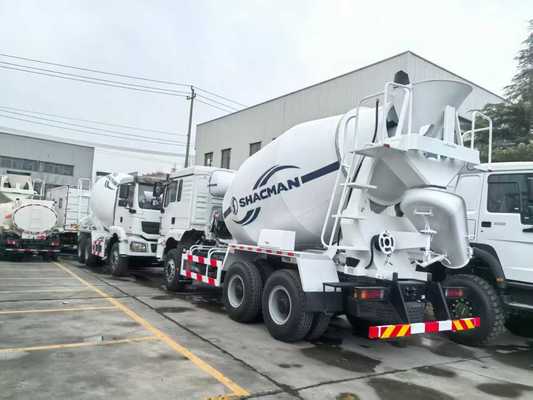 Sinotruk HOWO 8×4 Drive Type 12cbm Kapasitas 300hp Maksimal tenaga truk pengaduk beton