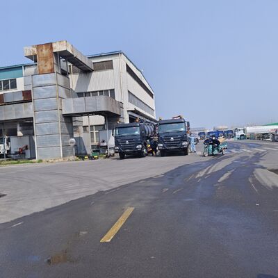 HOWO 15CBM Truk Penyedot Air Limbah Vakum dengan 6×4 Drive Type dan Hydraulic Tipping Discharge untuk Pembersihan Septic Tank