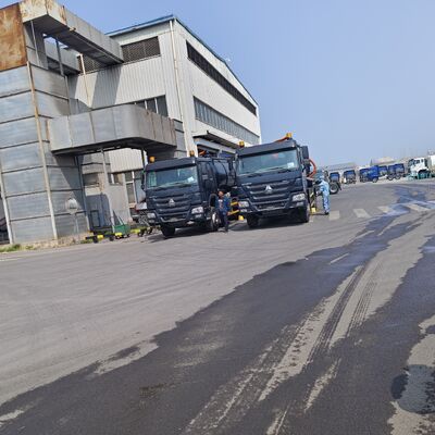 HOWO 15CBM Truk Penyedot Air Limbah Vakum dengan roda penggerak 6*4 dan pembuangan tipping hidraulik untuk pembersihan septik tank