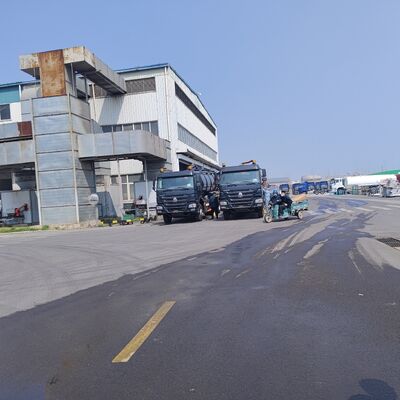 HOWO 15CBM Truk Pengisap Limbah Vakum dengan Roda Penggerak 6*4 dan Bahan Bakar Diesel untuk Pembersihan Tangki Septik dan Pengangkutan Lumpur