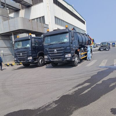 HOWO 15CBM Truk Pengisap Limbah Vakum dengan Roda Penggerak 6*4 dan Bahan Bakar Diesel untuk Pembersihan Tangki Septik dan Pengangkutan Lumpur