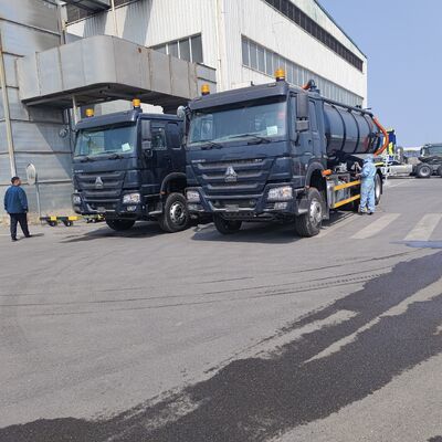 HOWO 15CBM Truk Penyedot Limbah Vakum dengan 371 tenaga kuda dan roda penggerak 6×4 untuk pembersihan limbah industri