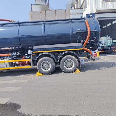HOWO 15CBM Truk Penyedot Limbah Vakum dengan tipe 6×4 drive dan mesin 266HP untuk pembersihan limbah kota dan industri