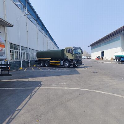 HOWO TX 6×4 truk tangki air dengan muatan 20T dan standar emisi Euro 2 untuk penghapusan debu jalan dan penggunaan kotamadya