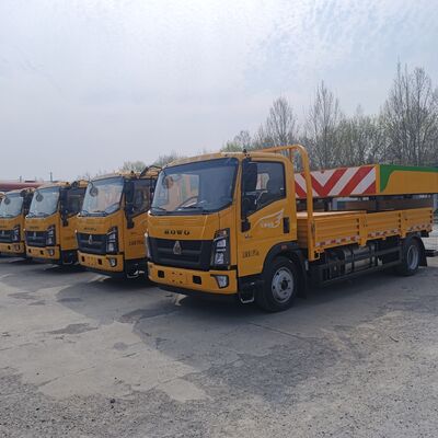 HOWO 4×2 Crash Cushion Truck dengan Struktur Penyerap Energi Baja Multi-lapis Sistem Pengangkat Hidraulik dan Lampu Peringatan LED untuk Keselamatan Jalan Raya