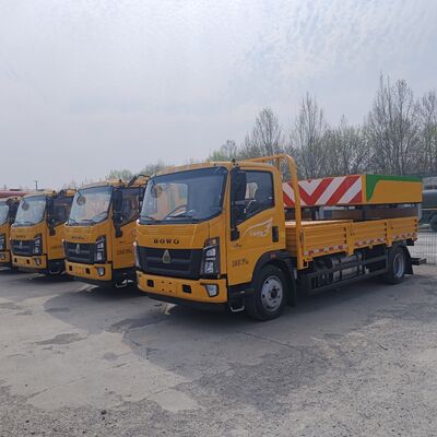 HOWO 4×2 Crash Cushion Truck dengan Struktur Penyerap Energi Baja Multi-lapis Sistem Pengangkat Hidraulik dan Lampu Peringatan LED untuk Keselamatan Jalan Raya