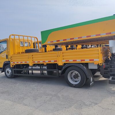 HOWO 4×2 Crash Cushion Truck dengan Struktur Penyerap Energi Baja Multi-lapis Sistem Pengangkat Hidraulik dan Lampu Peringatan LED untuk Keselamatan Jalan Raya