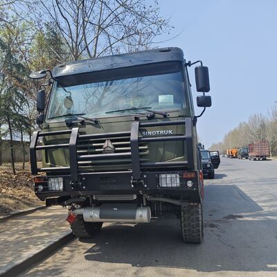 HOWO 6x6 Off-Road Fuel Tank Truck dengan muatan 20T dan mesin diesel untuk pertambangan