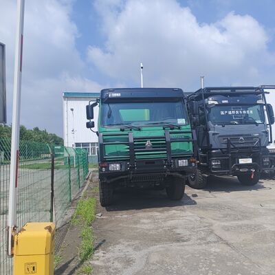 HOWO 6×4 truk tangki air dengan kapasitas 20.000L, mesin 371HP dan tangki baja karbon untuk pembersihan jalan dan penghapusan debu