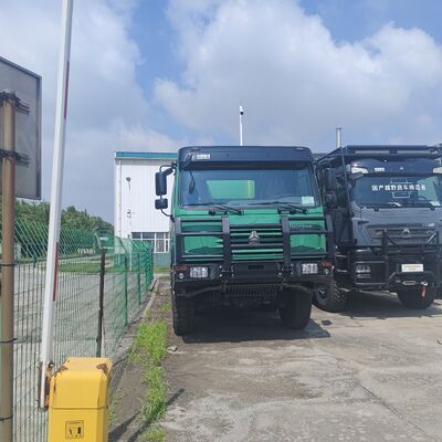 HOWO 6×4 truk tangki air dengan kapasitas 20.000L, mesin 371HP dan tangki baja karbon untuk pembersihan jalan dan penghapusan debu