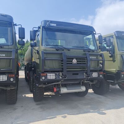 HOWO truk tangki bahan bakar 8×8 dengan kapasitas 30000L dan mesin 371HP untuk transportasi bahan bakar tugas berat