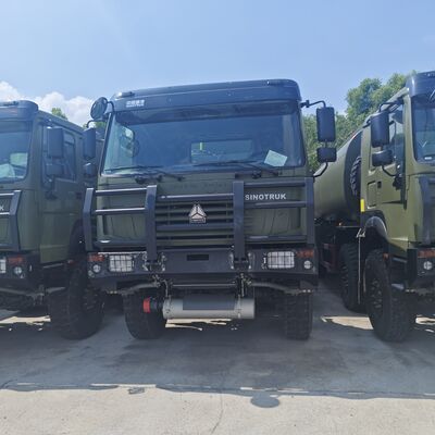 HOWO truk tangki bahan bakar 8×8 dengan kapasitas 30000L dan mesin 371HP untuk transportasi bahan bakar tugas berat