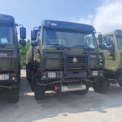 HOWO 8×8 40.000L Fuel Tank Truck dengan mesin 371HP dan 8×8 All-Wheel Drive untuk transportasi bahan bakar tugas berat