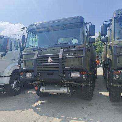HOWO truk tangki bahan bakar 8×8 dengan kapasitas 30000L dan mesin 371HP untuk transportasi bahan bakar tugas berat