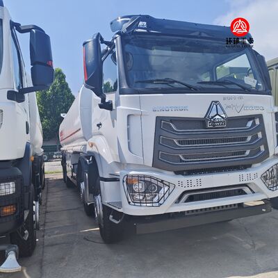 Truk Tangki Bahan Bakar HOWO NX 8x4 30000L Truk Bowser Diesel Heavy Duty untuk Pertambangan dan Distribusi Bahan Bakar Zambia
