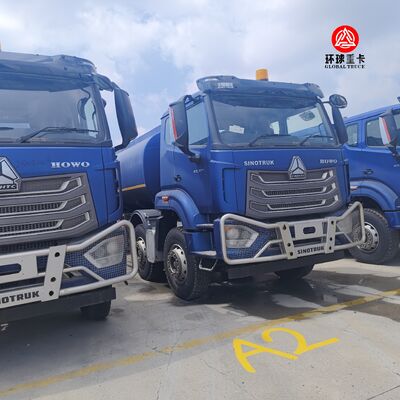 Truk Tangki Bahan Bakar HOWO NX 8x4 30000L Truk Tangki Minyak Diesel Tugas Berat untuk Pasar Afrika