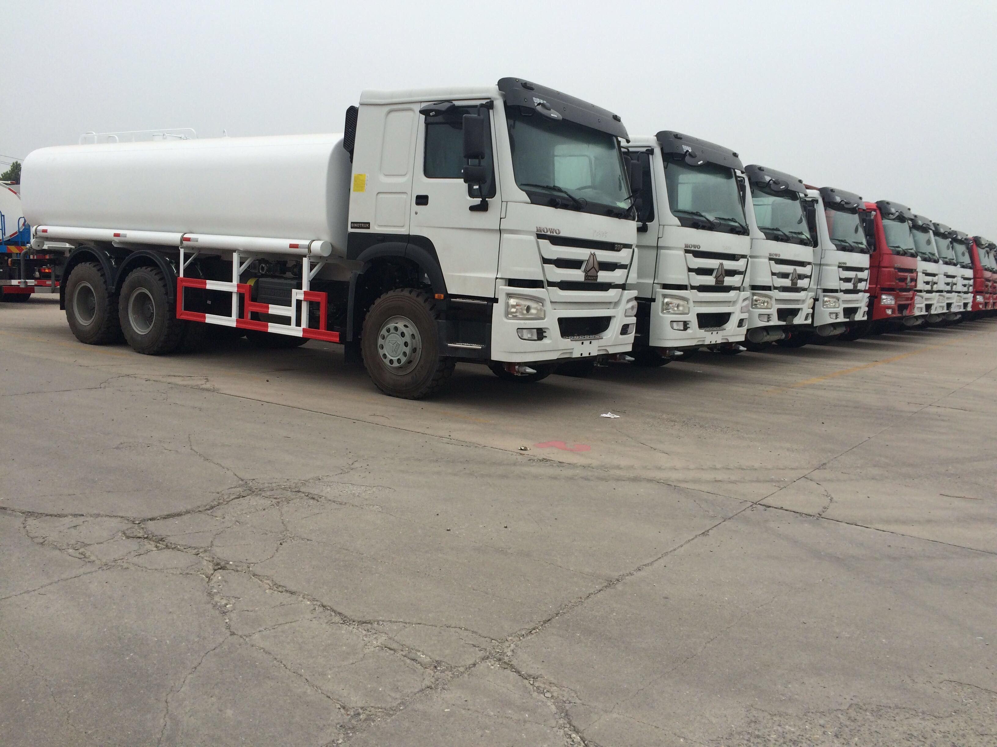 SINOTRUK HOWO 28000L RHD Tanker Truck 8x4 6x4 Drive 12 Ban