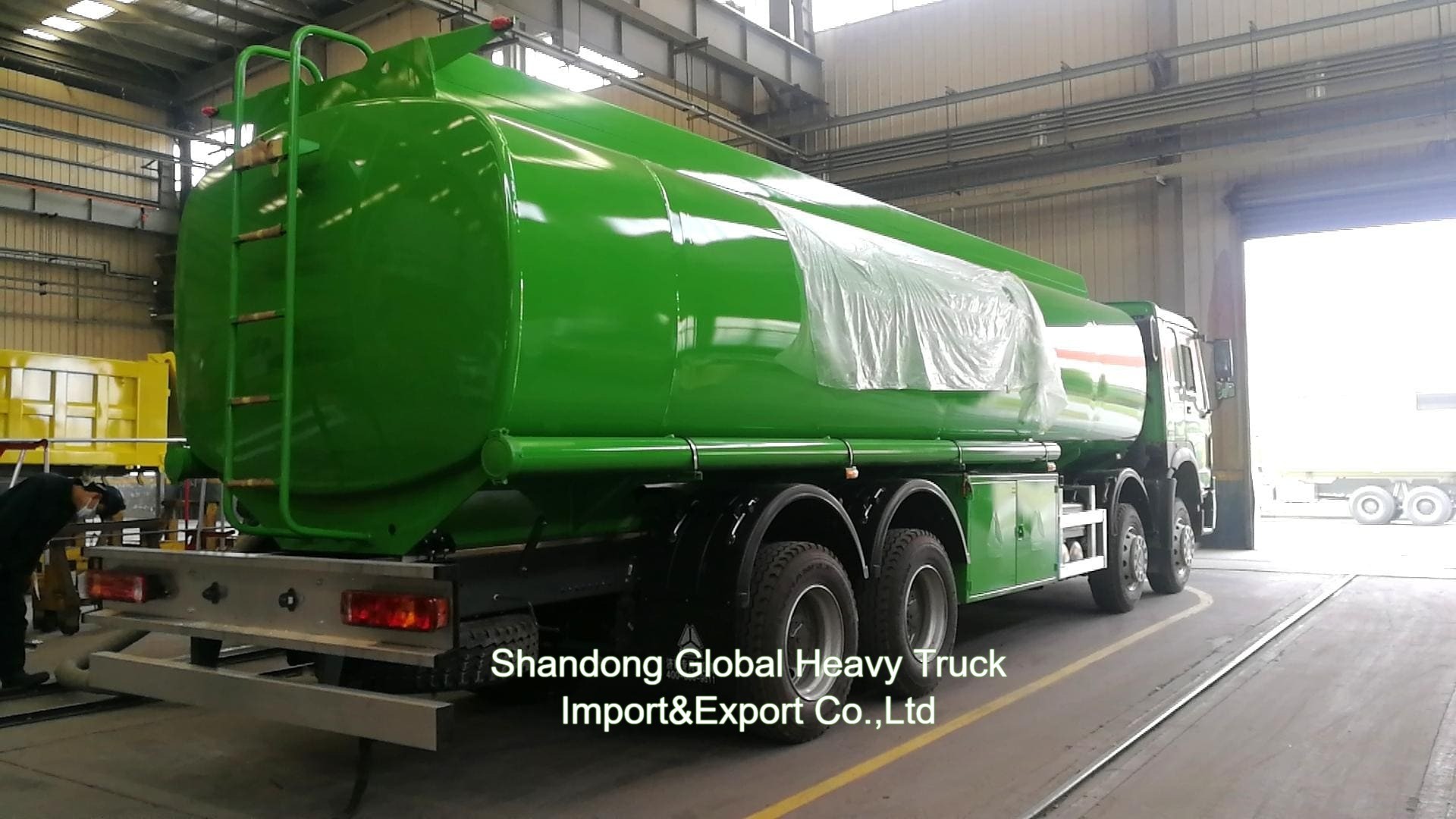 Sinotruk HOWO 8*4 Tangki Bahan Bakar Truk 12 Roda Tanker Minyak 30000L Dispenser Truk