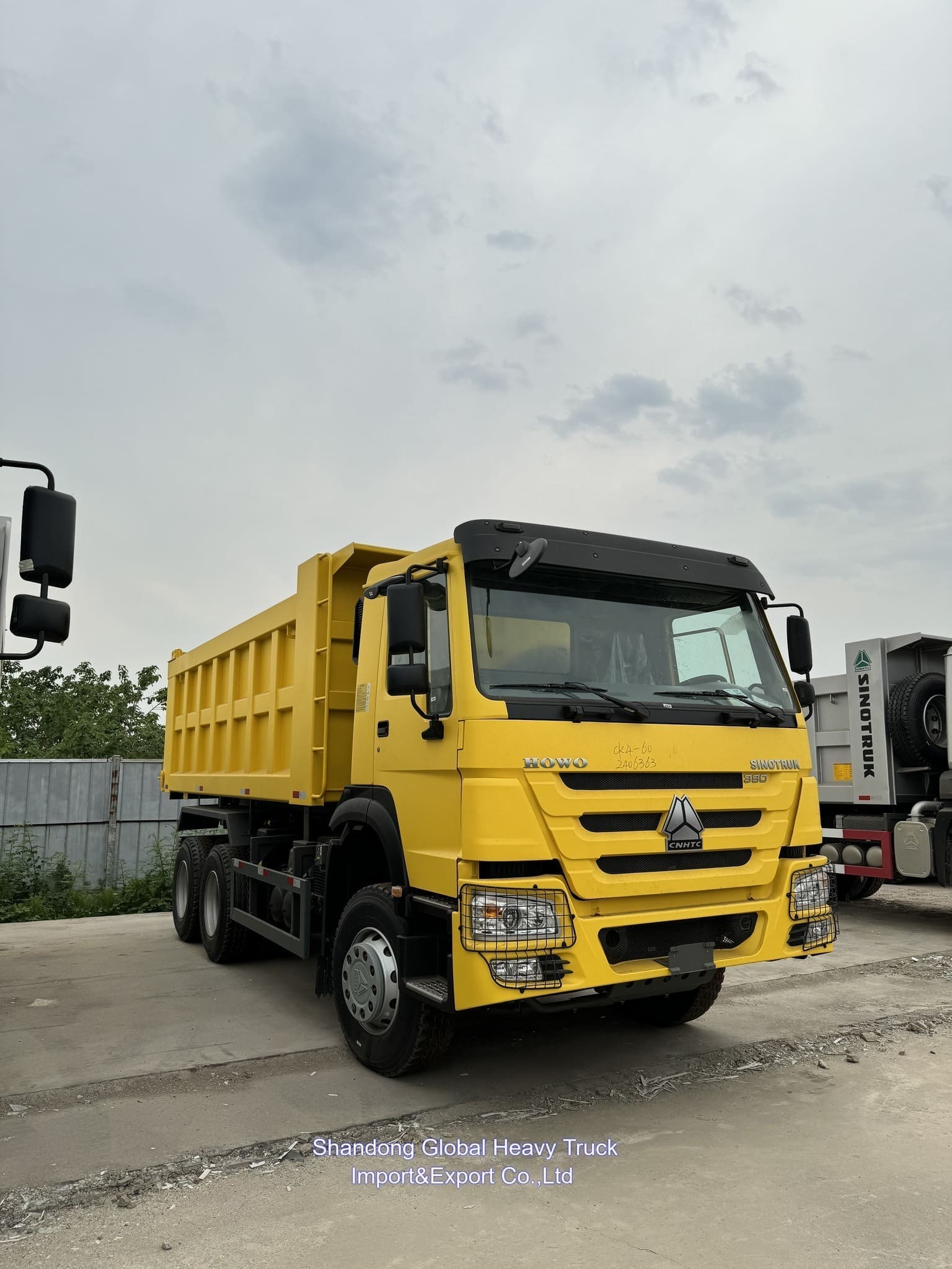 Sinotruck HOWO 25t-100t 8*4 Diesel digunakan transportasi truk pengiriman 12 roda truk
