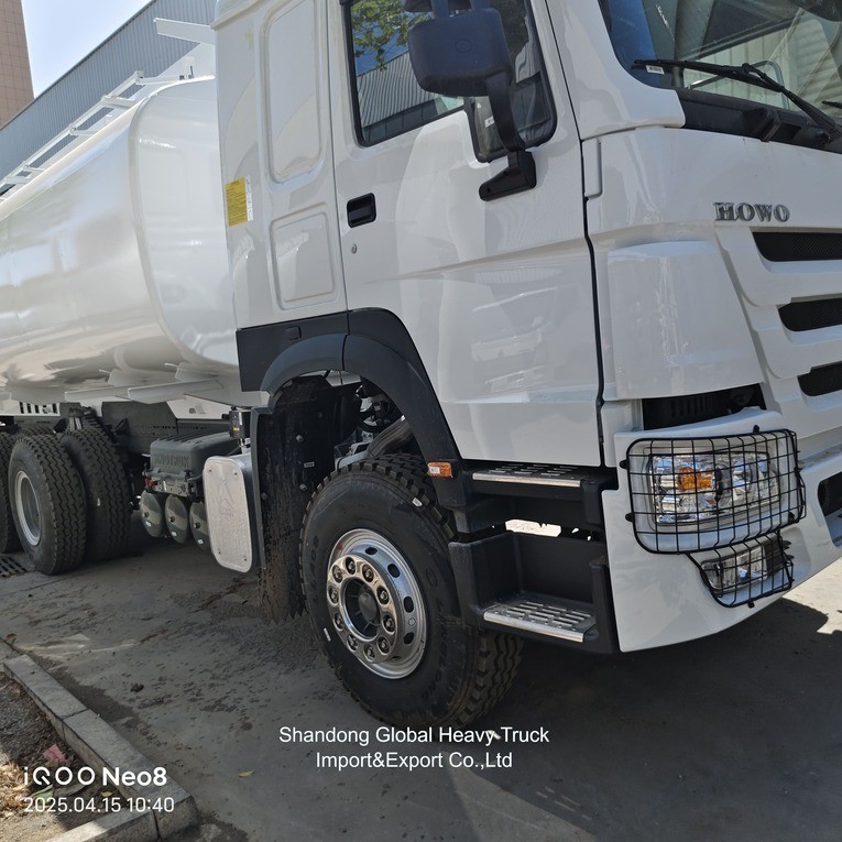 Sinotruk HOWO 6X4 20000 L 25000 L Pengangkut Kargo Tanker Minyak Truk Tanker Bahan Bakar Minyak Truk