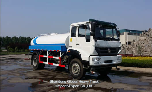 Sinotruk 3000 liter Tangki Air Truk Sprinkler Untuk Pengangkutan Air Dan Pembersihan Jalan