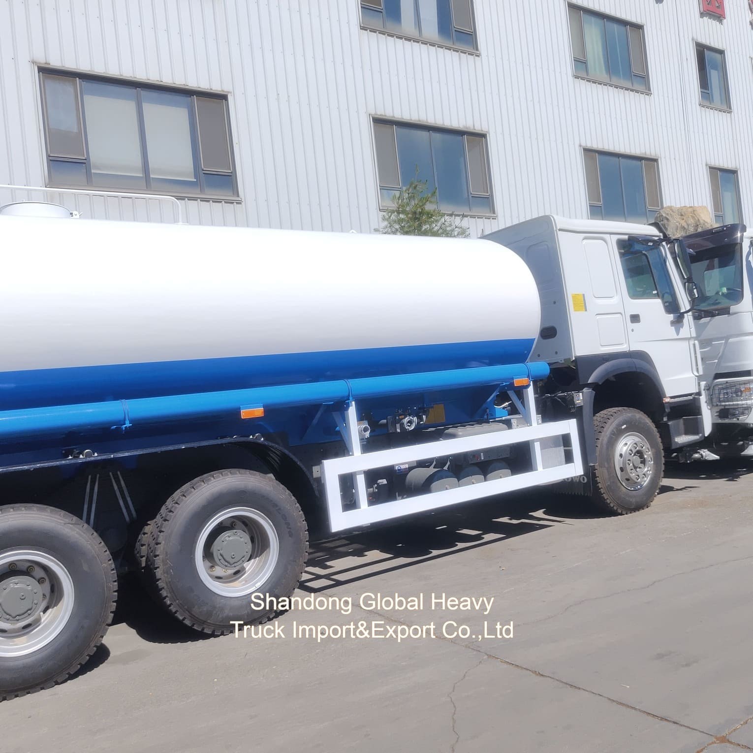 20000L 30000 liter baru digunakan Sinotruk HOWO 6 * 4 Sprinkler Tangki air Tanker truk