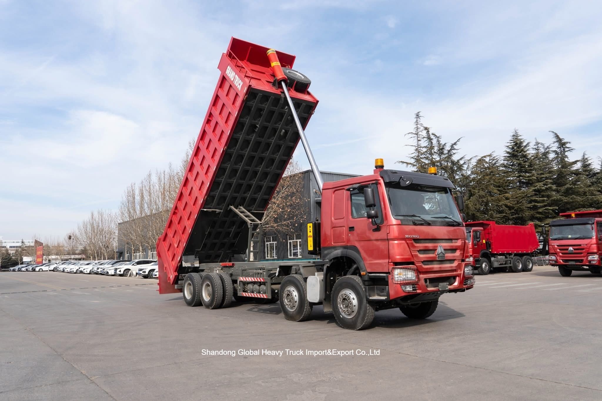 HOWO 8x4 400HP truk dump 45T Kapasitas Heavy Duty Pertambangan