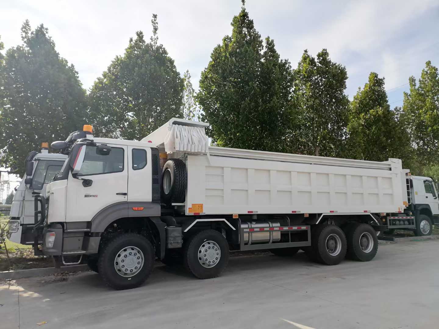 Sinotruk HOWO Nx Hohan 371HP 8x4 Drive 40 ton Kapasitas Truk dump berat