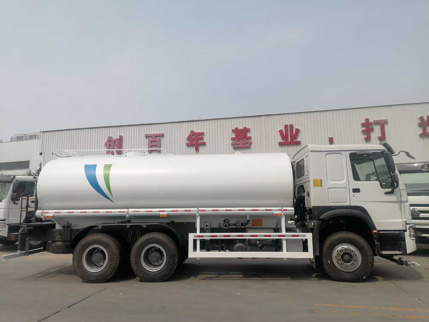 Sinotruk HOWO 6×4 Drive Water Tank Truck dengan Kapasitas 30 cbm dan Tangki Baja Rinsless untuk Layanan Kota