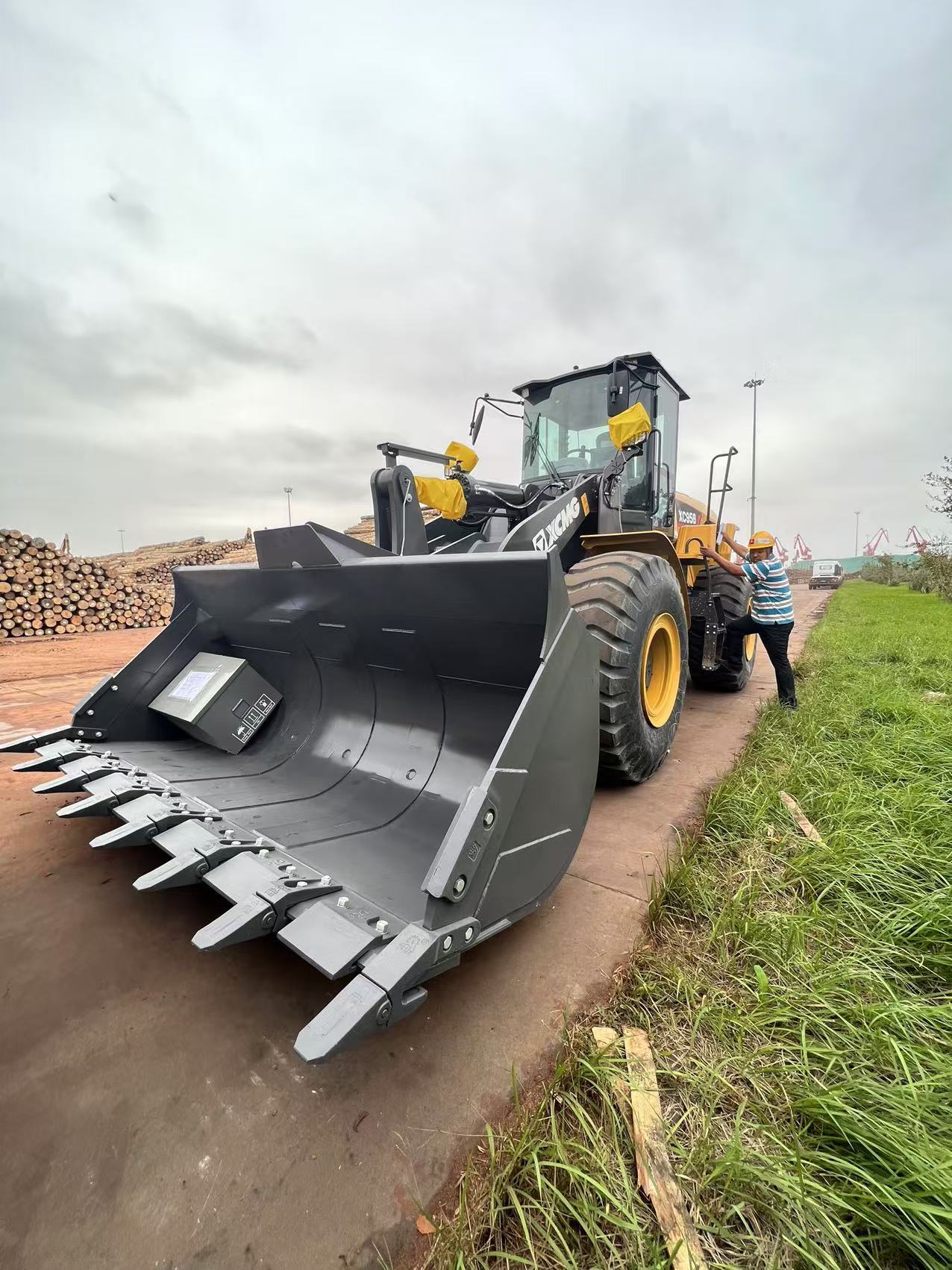 XCMG XC958 5 Ton Wheel Loader dengan Daya 162kw untuk Pembangunan Terrain Pegunungan