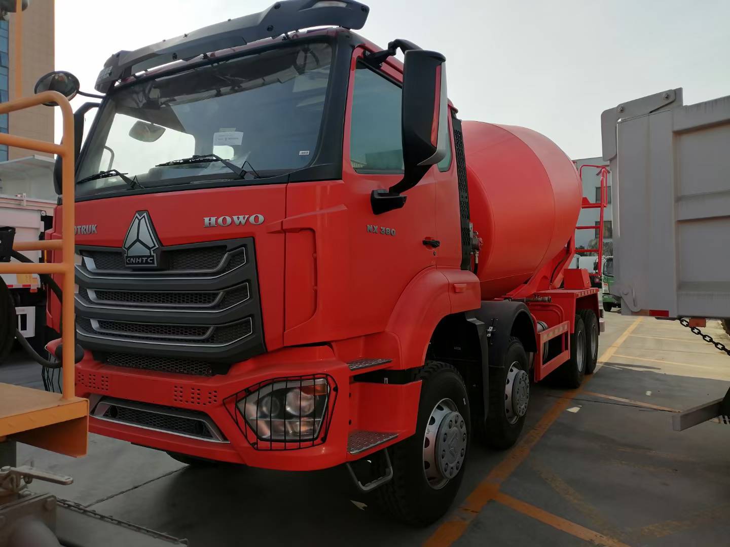 Truk Mixer Beton Sinotruk HOWO dengan Kapasitas 6-18 m³, Mesin Diesel, dan Drum Tahan Aus